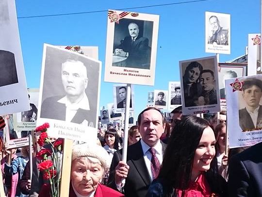 В акции "Бессмертный полк" участвовал депутат Госдумы Никонов с портретом деда Молотова, подписавшего пакт с нацистами