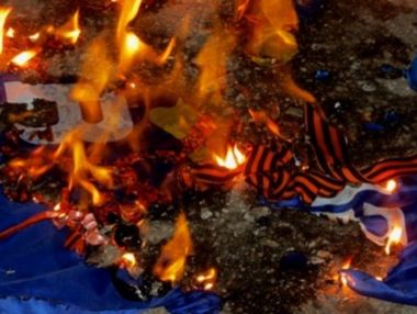 В Краматорске активисты "Свободы" отобрали у горожан георгиевские ленточки и сожгли на центральной площади