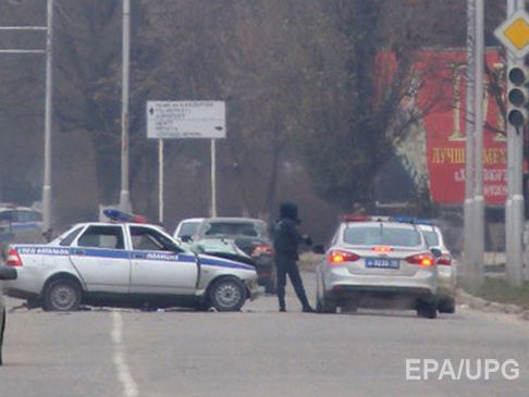 МВД Чечни сообщило, что при нападении на КПП в Грозном получили ранения шесть полицейских