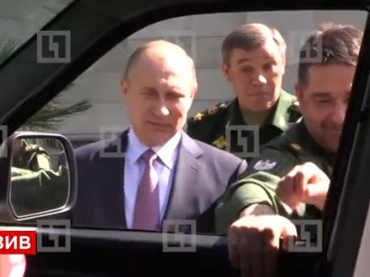 Во время осмотра военной техники российский генерал отломал ручку, пытаясь открыть двери джипа Путину. Видео