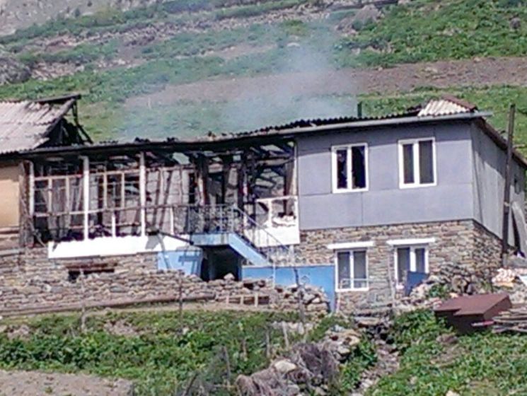 В Чечне сожгли дом пожаловавшегося Кадырову местного жителя, а его семью депортировали из республики
