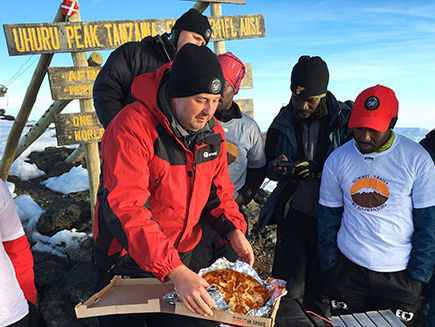 Ради рекорда американская пиццерия доставила пиццу на вершину Килиманджаро. Видео