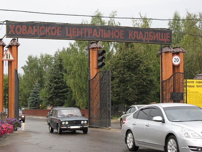 Участники драки на Хованском кладбище Москвы насмерть сбили двух человек, уходя от погони