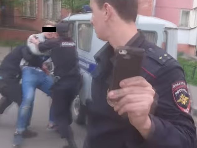 В Петербурге сотрудники полиции средь бела дня попытались похитить студента. Видео