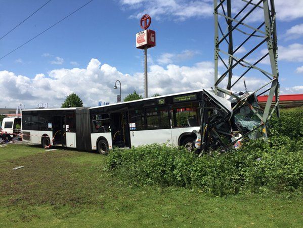 В Германии автобус врезался в высоковольтную опору, 21 человек пострадал