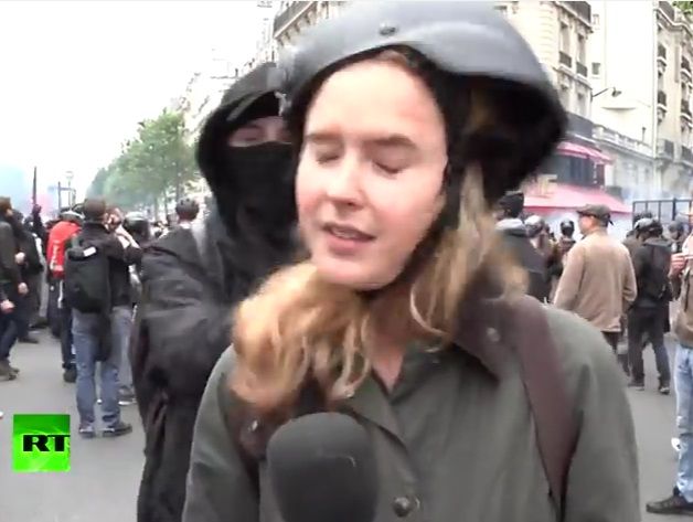 Во время акций протеста в Париже российскую журналистку ударили в прямом эфире. Видео