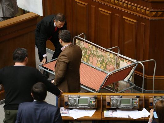 Депутаты от Радикальной партии принесли в Раду раскладушки
