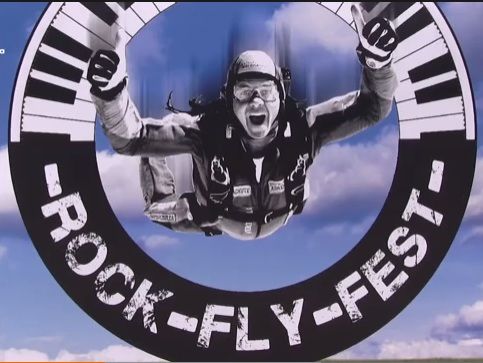 В Черкассах на фестивале RockFlyFest объединили рок и малую авиацию. Видео