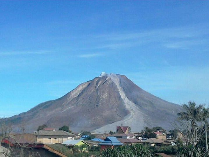 При извержении вулкана в Индонезии погибли семь человек