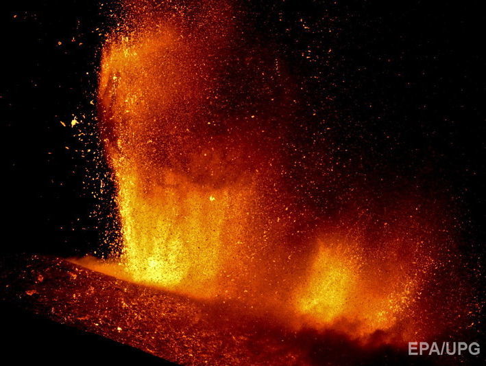 На Сицилии вулкан Этна выбросил фонтаны лавы. Видео