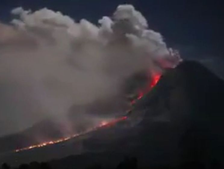 В Индонезии происходит мощное извержение вулкана. Видео