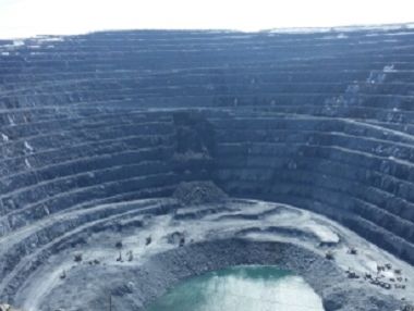 В России на руднике обрушилась стена, заблокированы около 150 человек