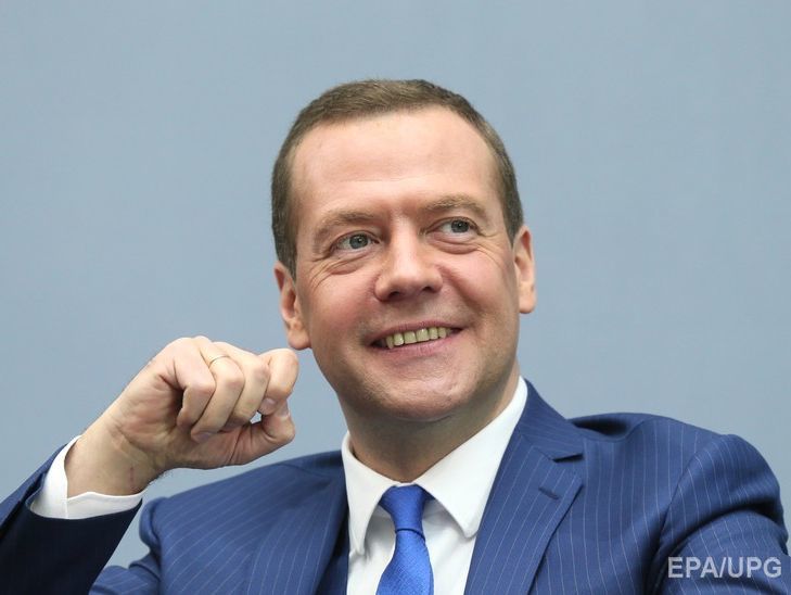 Медведев &ndash; крымским пенсионерам: Денег нет сейчас. Вы держитесь здесь, вам всего доброго, хорошего настроения. Видео