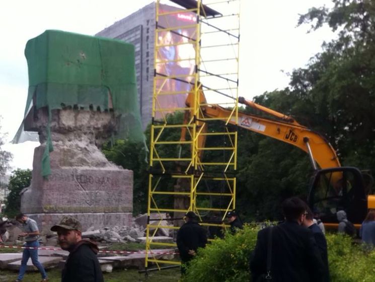 В Киеве начали демонтаж памятника чекистам