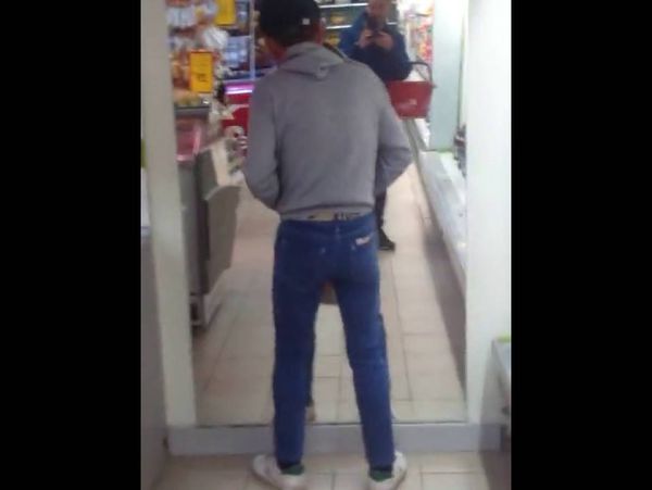 Хит YouTube: пьяный мужчина в супермаркете поссорился со своим отражением в зеркале. Видео