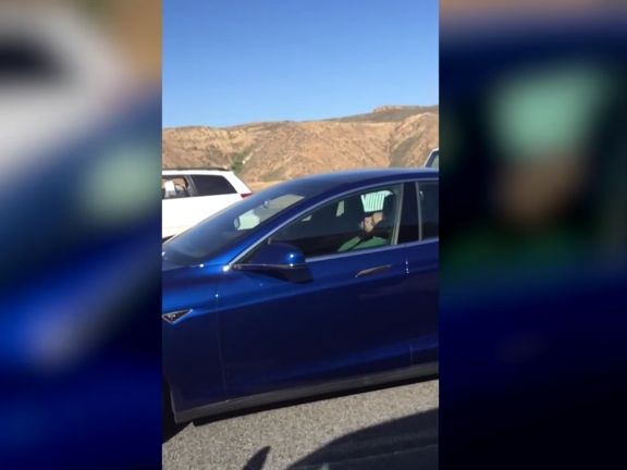 Водитель автомобиля Tesla заснул на шоссе за рулем с включенным автопилотом. Видео