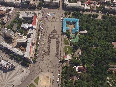 Тысячи велосипедистов изобразили на центральной площади Харькова символ города