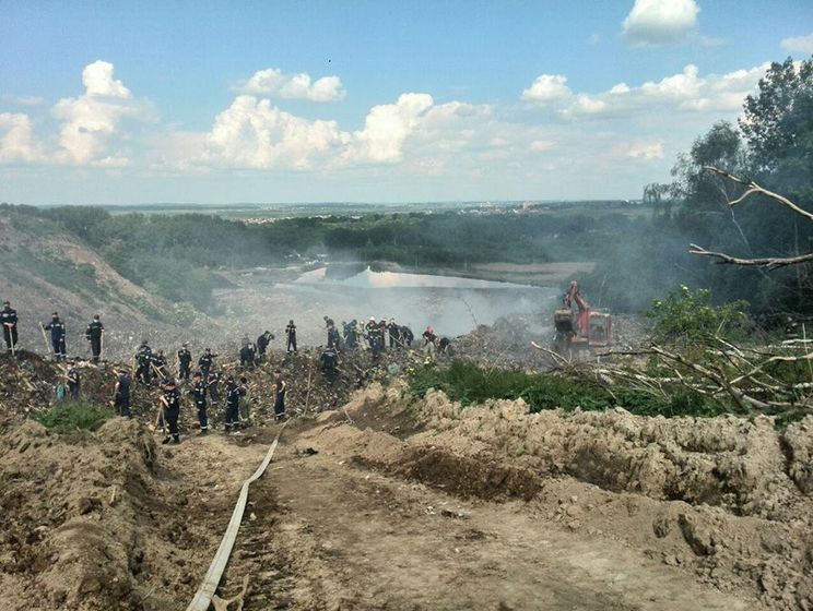 Во Львове произошел обвал при тушении пожара на свалке, под горами мусора оказались трое пожарных