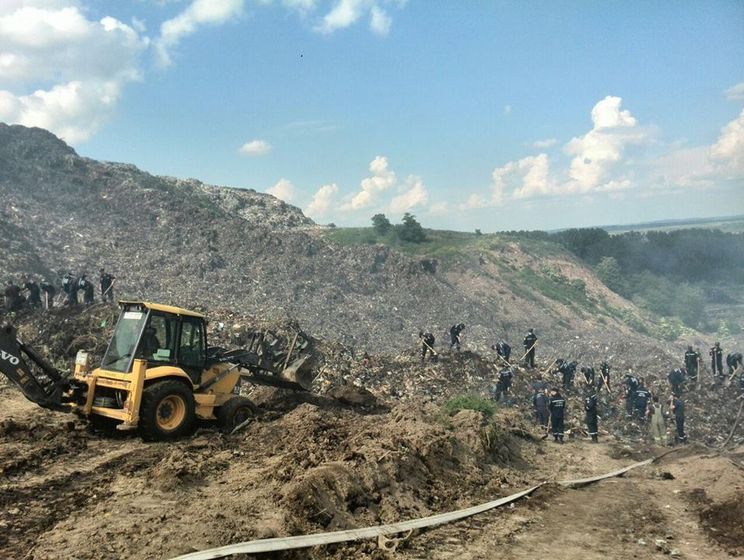Львовская полиция: Вероятно, пожарные, которых завалило мусором, уже погибли
