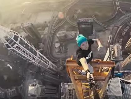 Украинский руфер Мустанг покорил 452-метровый кран в Дубае. Видео
