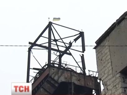 Украинские бойцы установили на самой высокой башне шахты Бутовка сбитый врагом флаг. Видео