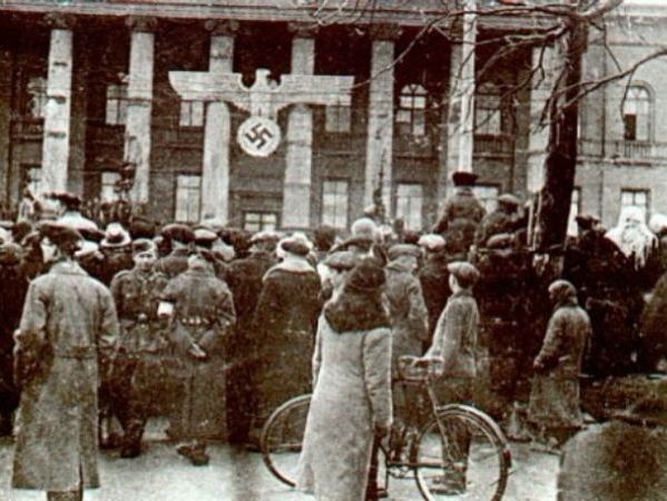 Киевлянка Хорошунова в дневнике 1942 года: Библиотекари получают 827 или 806 рублей. И уборщицы – по 300 рублей