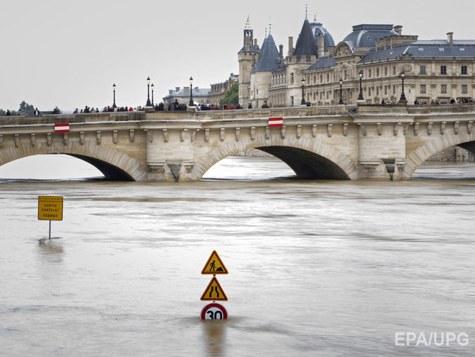 Власти Франции ожидают пика наводнения