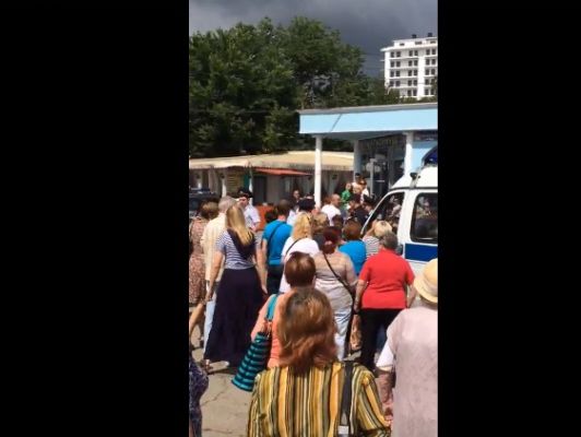 Жители Алушты кричали "бандеры" и "хунта" на представителей оккупационной власти. Видео