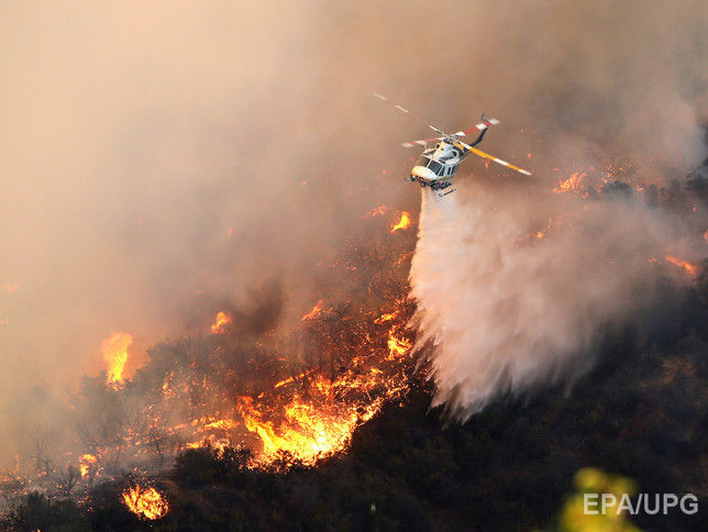 В Калифорнии бушует масштабный пожар, огонь местами достигал 15 метров