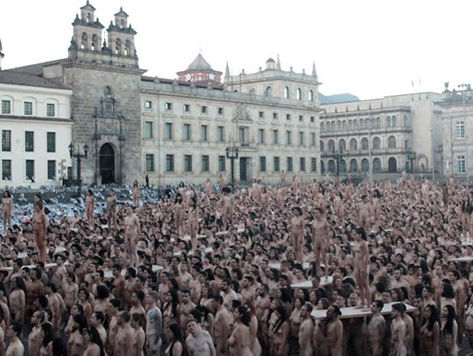В Колумбии 6 тыс. человек обнажились ради инсталляции в поддержку мира на планете. Видео