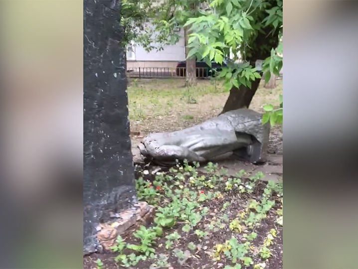 Неизвестные обезглавили памятник Ленину в центре Москвы 