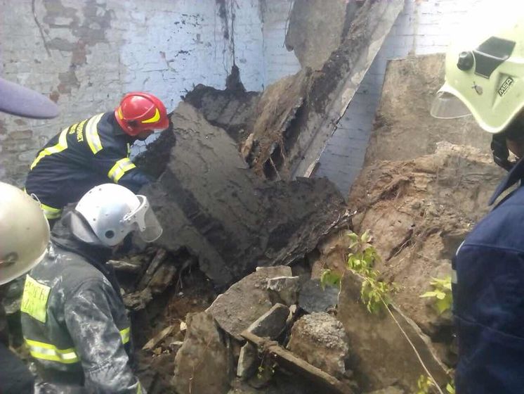 В Киеве обрушилось одноэтажное здание, из-под завалов достали подростка