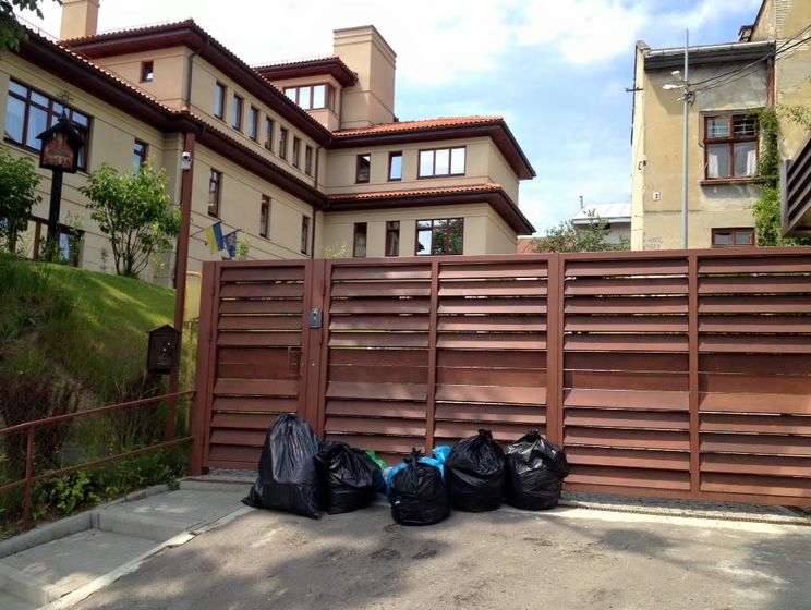 Активисты принесли к дому Садового пакеты с мусором