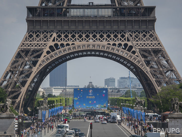 Во время Евро 2016 Эйфелева башня будет подсвечиваться цветами сборной, получившей наибольшую поддержку в Twitter