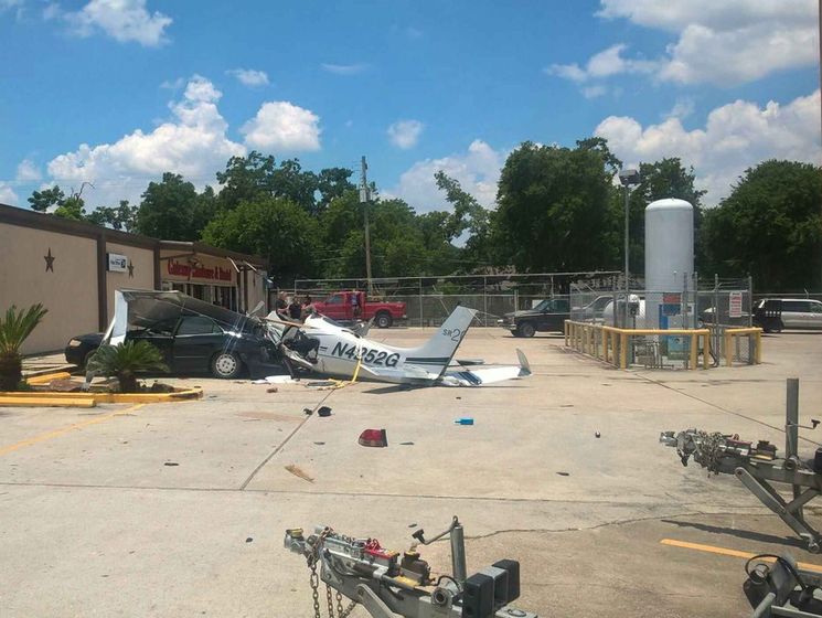 В США частный самолет рухнул на парковку, трое погибших