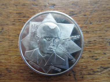 Украинец пытался провезти из России нацистские удостоверения и монету с Бандерой