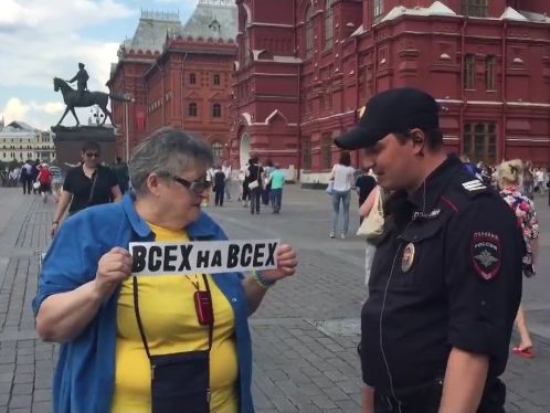 "Вы из какой страны?": Московский полицейский прицепился к женщине из-за желто-синих цветов ее одежды. Видео