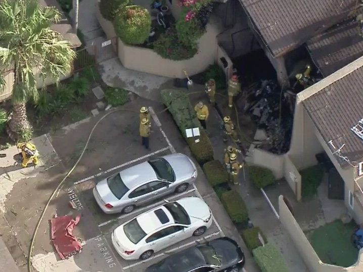 В пригороде Лос-Анджелеса самолет врезался в жилой дом, есть жертвы