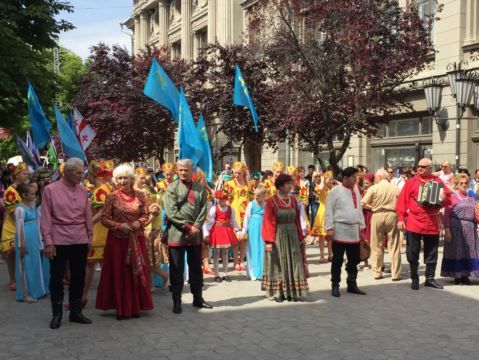Парад народов в оккупированном Крыму прошел без украинских флагов