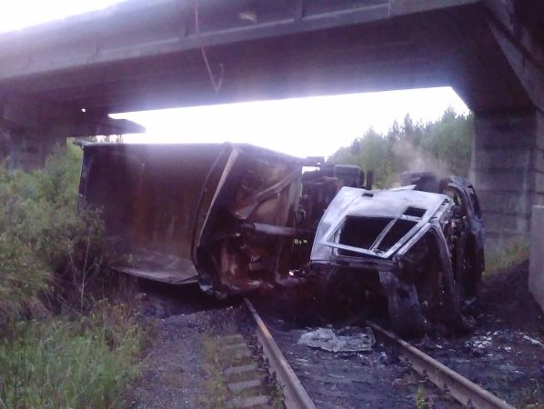 В Свердловской области РФ грузовик упал с моста на железную дорогу