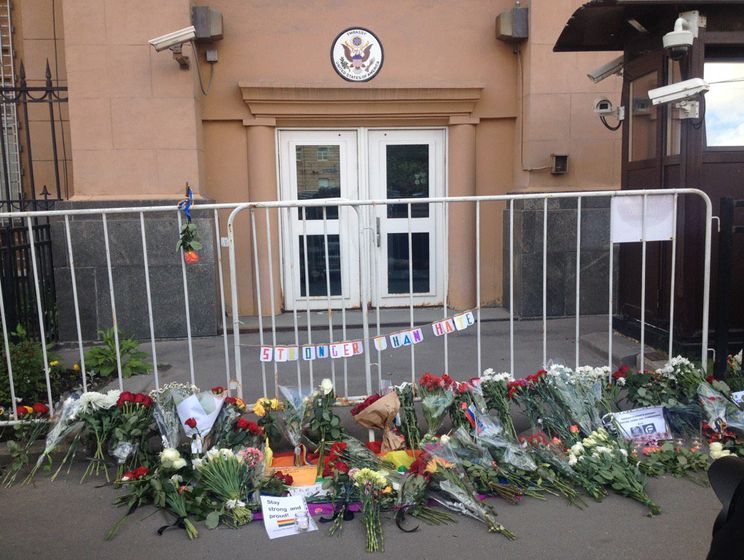 В Москве у посольства США задержали двух человек, пришедших выразить соболезнования погибшим в Орландо