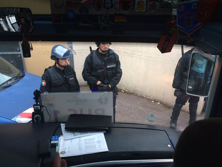 Французский спецназ заблокировал российских болельщиков при отправке в Лилль
