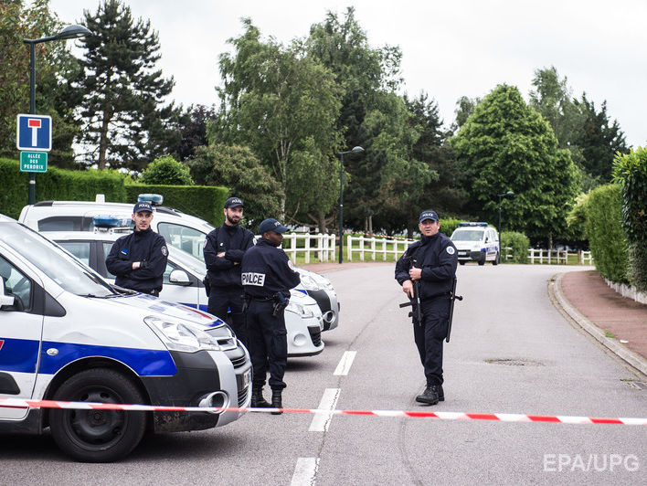 В пригороде Парижа сторонник ИГИЛ убил полицейского и его жену