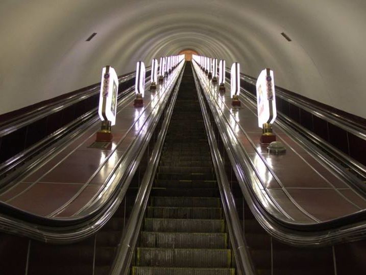В Киеве длинная женская юбка временно парализовала работу эскалатора в метро