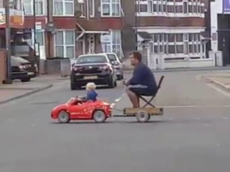 В Великобритании мальчик прокатил своего отца на детской машине. Видео