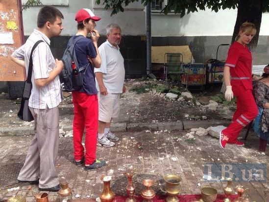 В Киеве карниз здания обрушился на прохожих, есть пострадавшие