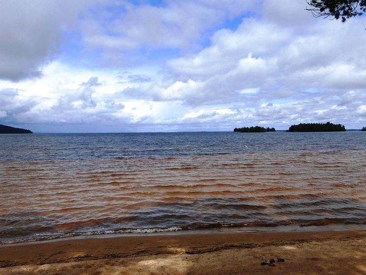 На озере в Карелии во время шторма утонули десять детей