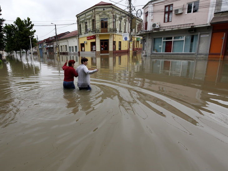 В Румынии из-за ливней из берегов вышли реки, затопило сотню хозяйств