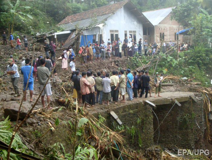 В Индонезии более 35 человек стали жертвами наводнений и оползней