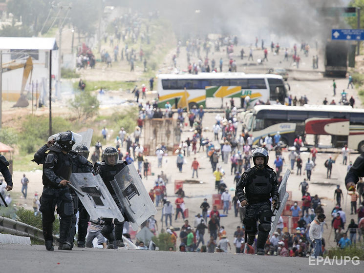 В Мексике во время столкновений учителей с полицией погибли шесть человек
